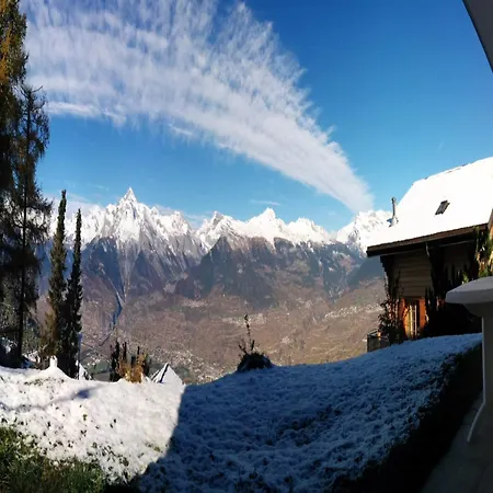 Sunny With Outdoor Dinning