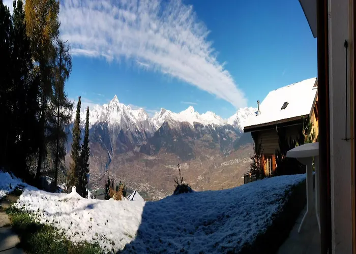 Sunny With Outdoor Dinning