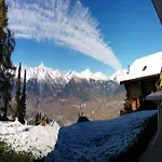 Sunny With Outdoor Dinning