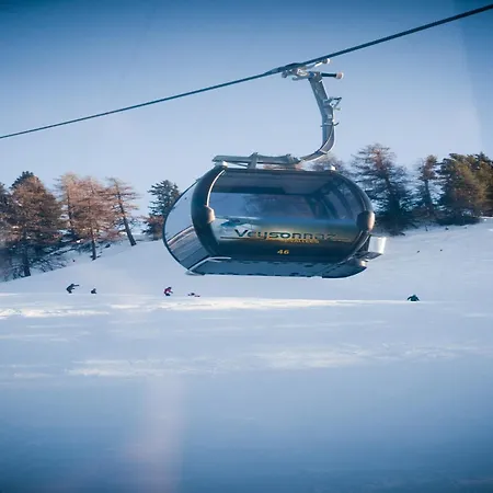 Sunny With Outdoor Dinning